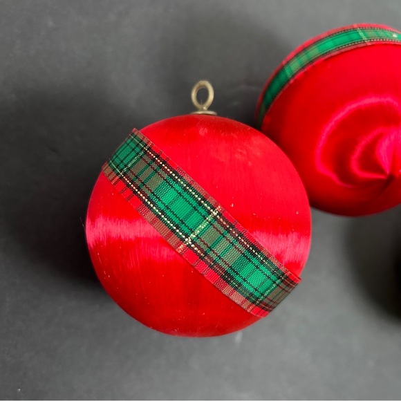 Lot of 12 Vintage Satin Spun Christmas Ornaments Red Balls with Ribbon - Picture 5 of 16